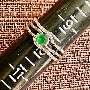 Elegant Silver and Emerald Green Gemstone Ring